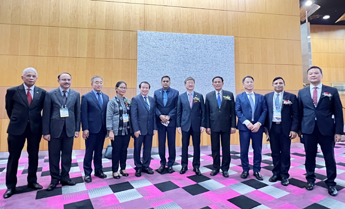 Phó Tổng cục trưởng TCDL Việt Nam Hà Văn Siêu chụp ảnh lưu niệm cùng một số đại biểu tham dự Diễn đàn Lãnh đạo ngành Du lịch